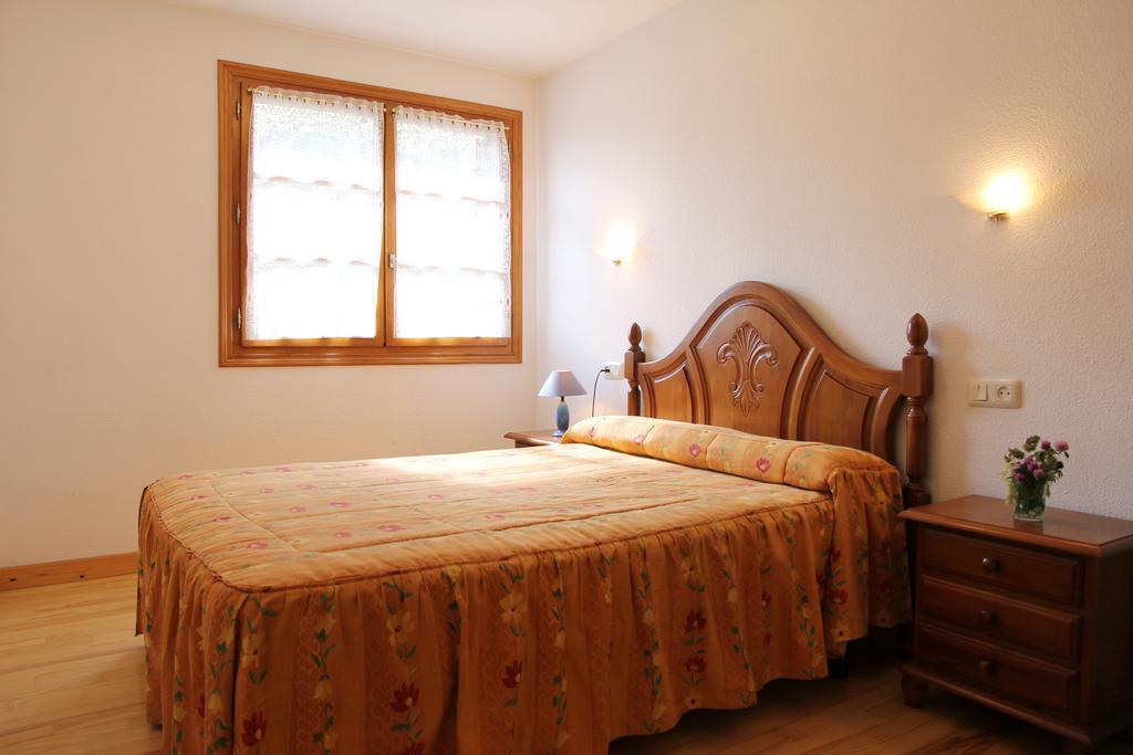 Apartamentos Los Tilos Benasque Szoba fotó