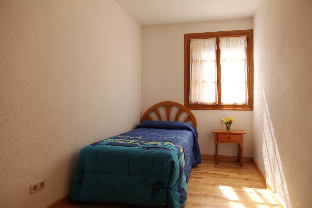 Apartamentos Los Tilos Benasque Szoba fotó