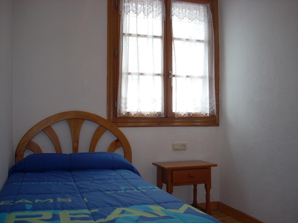 Apartamentos Los Tilos Benasque Szoba fotó